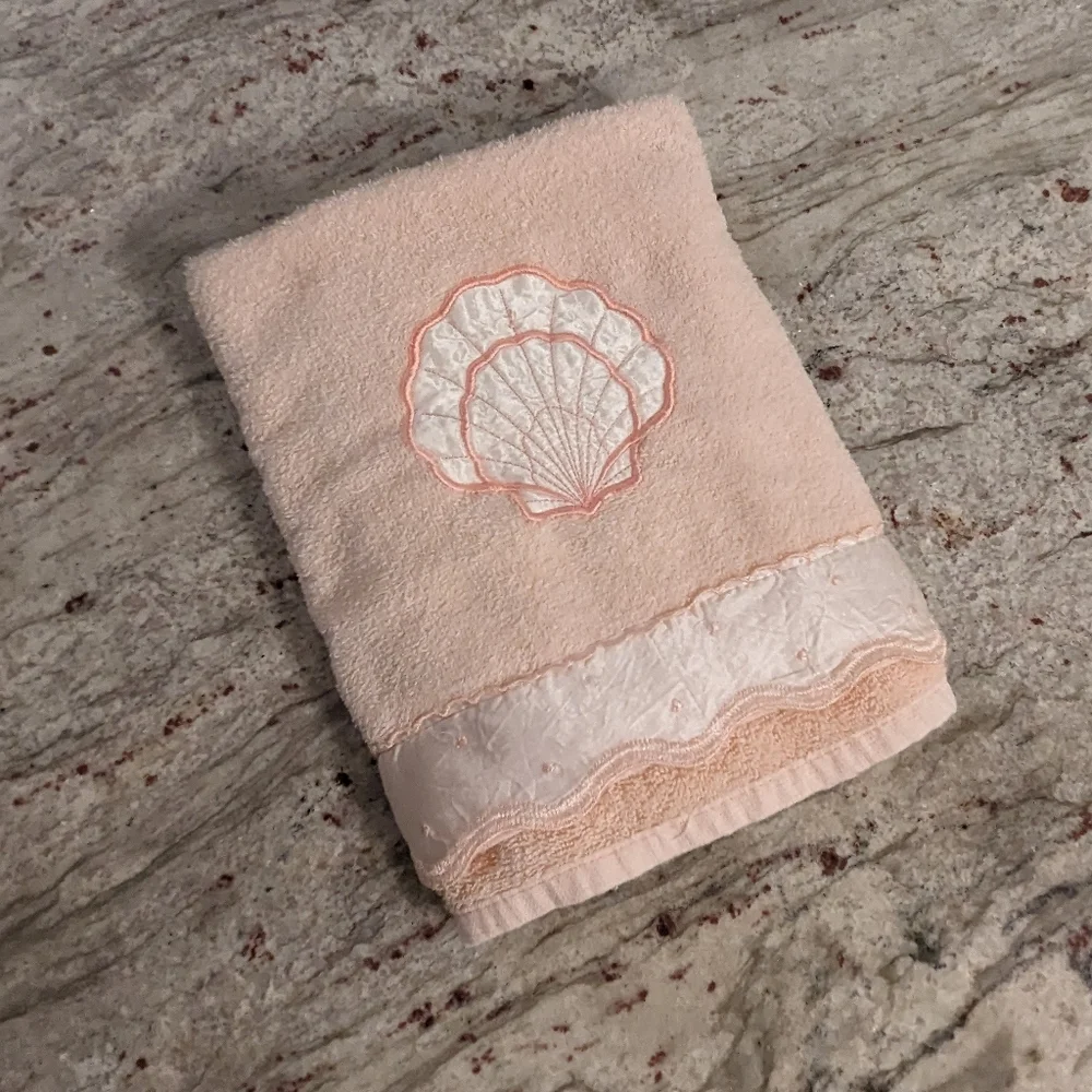 Vintage Peach Sea Shell Bath Towel Satin & Embroidered Trim Soft Scalloped EUC